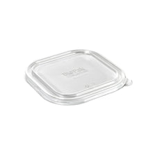 The rPET lid BRICK LARGE 1200 ml from Duni GmbH is a clear, square lid (175x175x15 mm) with rounded corners, made from recycled PET. It fits the BRICK LARGE 1200 ml container and features a raised edge and a small tab for easy removal. Pack of 40 pieces.