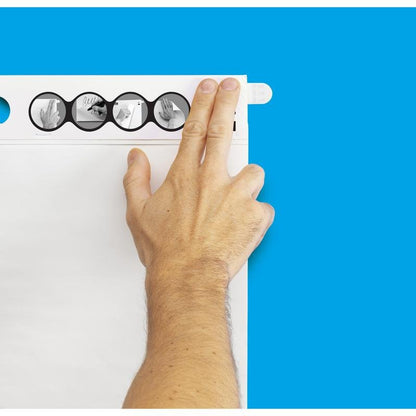 A person attaches a sheet to a flipchart with a blue background using the Post-it® Super Sticky self-adhesive Meeting Chart/Flipchart 566 (58.4 x 50.8 cm, 20 sheets, 2 blocks) by 3M Deutschland GmbH with Command™ strips and illustrated instructions.