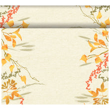 Ein strukturierter beiger Hintergrund mit Herbstblättern und -zweigen im Aquarellstil umrahmt jede Ecke und erinnert an den Dunicel Tete-a-Tete Tischläufer 0,4x24m Fall Beauty von Duni GmbH, wobei die Mitte frei bleibt.