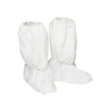 Ein Paar weiße KleenGuard® A40 leichte Überziehstiefel mit Sohle von Kimberly-Clark GmbH, Universalgröße, Einweg-Schutzhüllen, aufrecht auf weißem Hintergrund abgebildet. Die Schachtel enthält 100 Überziehstiefel.