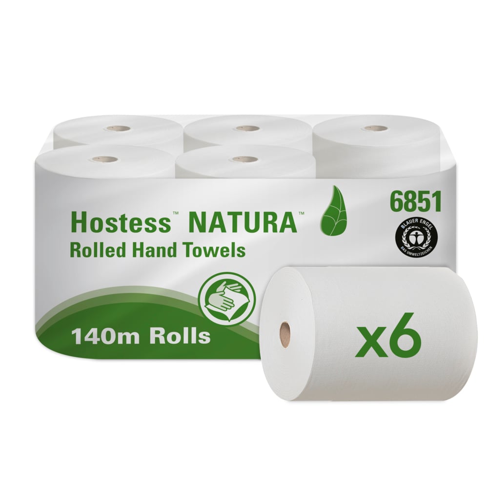 Ein Karton mit sechs Hostess™ NATURA Rollenhandtüchern von Kimberly-Clark GmbH, jede 140 m lange Rolle in Naturfarbe, verfügt über eine umweltfreundliche weiße und grüne Verpackung mit Produktname, Blattlogo und einem Sechs-Rollen-Symbol - ideal für nachhaltige Bedürfnisse.