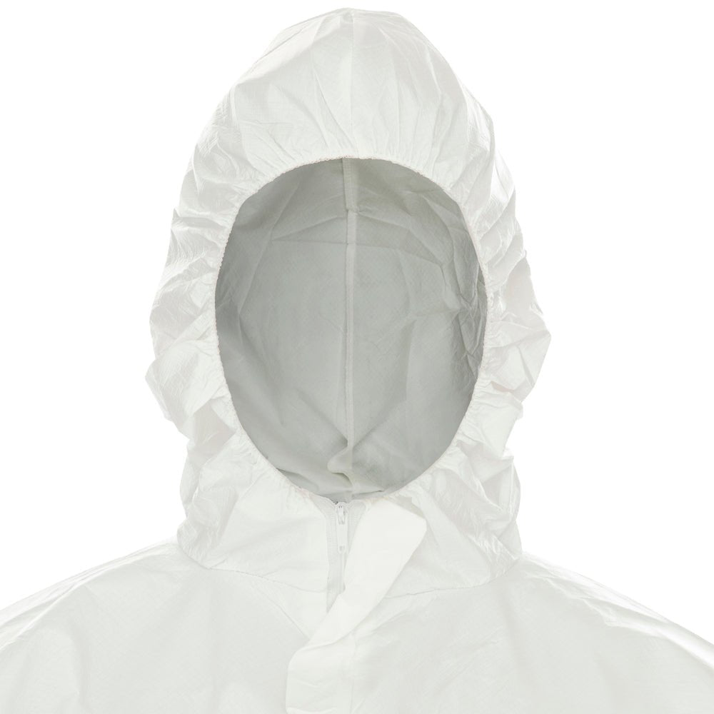 A person is wearing the KleenGuard® KGA10 breathable protective suit against particles with a hood from Kimberly-Clark GmbH, a white, lightweight protective suit with a front zipper and textured fabric that protects against particles. The face is covered by the hood of the suit.