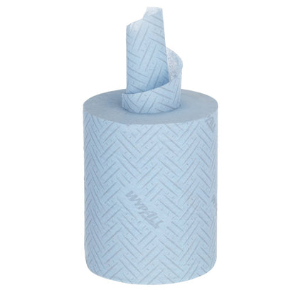 A roll of WypAll® Reach™ blue paper towel from Kimberly-Clark GmbH with central dispensing, one sheet pulled out. Perfect for cleaning in service & retail. 6 rolls of 280 sheets per box, standing on a white background.