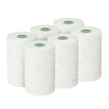 Sechs weiße Kleenex® Ultra™ E-roll Slimroll™ 2-lagige Handtuchrollen von Kimberly-Clark sind in zwei Dreierreihen angeordnet, jede mit einem dezenten kreisförmigen Muster und grüner Mittelmarkierung, vor einem schlichten weißen Hintergrund.
