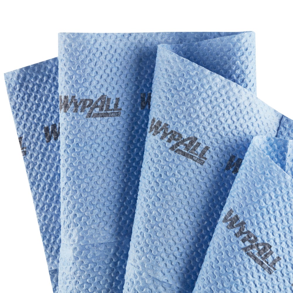 Four blue, durable WypAll® ForceMax wipes (33.5 x 34.5 cm) from Kimberly-Clark GmbH, each printed with the "WypAll" logo in black, quarter-folded and arranged overlapping side by side on a white background.