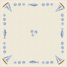 Die Dunisilk MD Tischdecke 84x84 cm in Tide von Duni GmbH hat ein quadratisches beigefarbenes Design mit illustrierten blauen Fischen, Segelbooten und Muschelbordüren sowie Muschelbündeln in der Mitte - perfekt für eine maritime Tischdekoration (20 Stück/Packung).