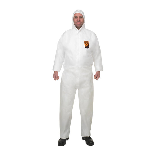 Eine Person steht mit dem Gesicht nach vorne und trägt einen weißen KleenGuard® A20 Schutzanzug mit Kapuze von Kimberly-Clark GmbH. Das orange-schwarze Logo links auf der Brust kennzeichnet den atmungsaktiven Partikelschutz.