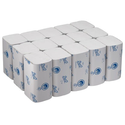 Ein Karton mit 15 Packungen Scott® Control™ Herunterspülbare Falthandtücher (weiß, 322 Blatt pro Packung) von Kimberly-Clark GmbH, entwickelt für hygienisches und sanitäres Händetrocknen.