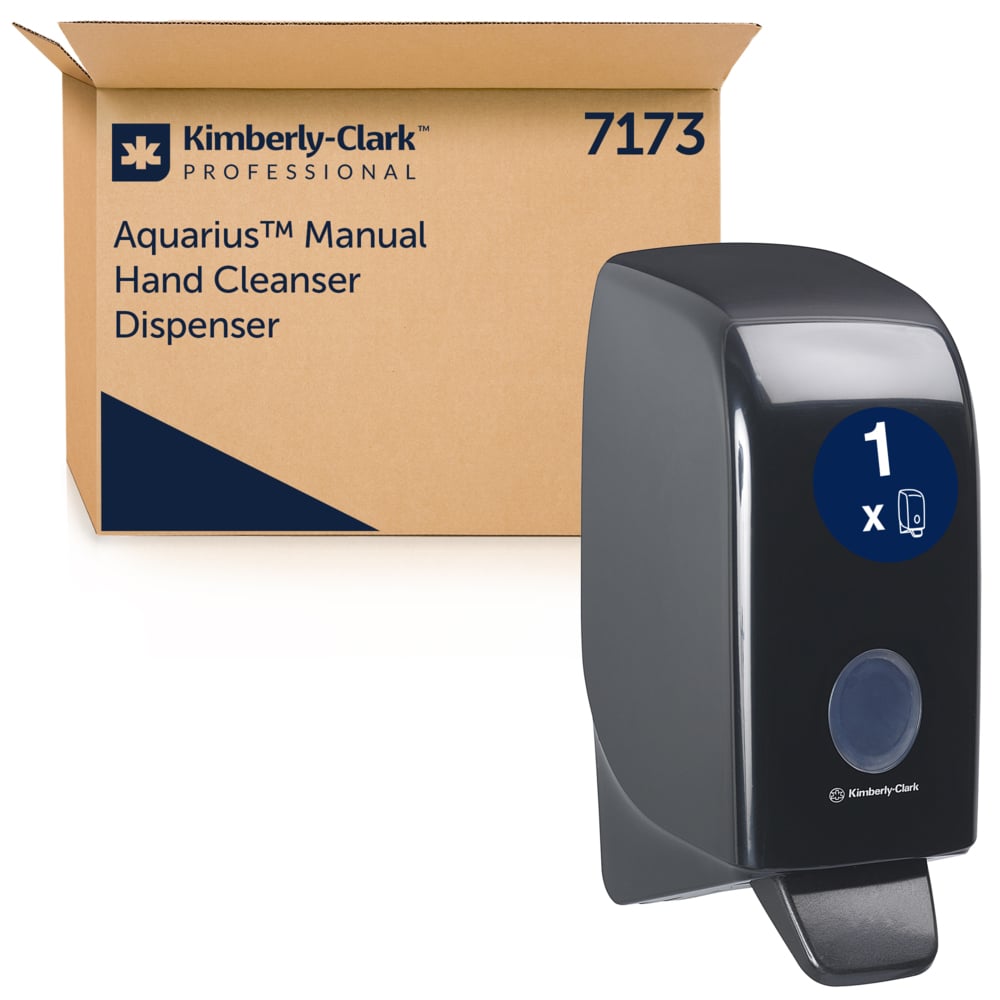 Ein Kimberly-Clark Aquarius™ Spender für Waschlotionen (schwarz, 1 Ltr) wird neben seiner Verpackung mit der Aufschrift "Aquarius Manual Hand Cleanser Dispenser 7173" gezeigt. Der Spender ist mit einem blauen, runden Etikett auf der Vorderseite versehen.