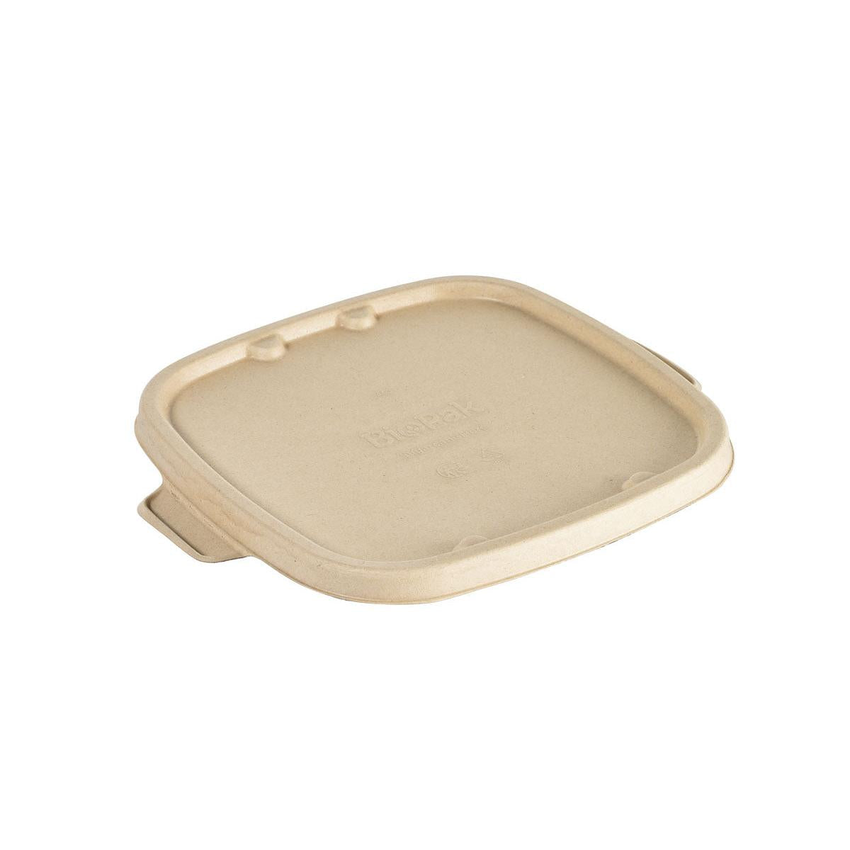 Ein beiger Duni GmbH Bagasse Deckel Cube 900/1200 ml, quadratischer Deckel (219x185x11 mm) aus brauner Bagasse ist auf weißem Hintergrund abgebildet. Der biologisch abbaubare Deckel hat abgerundete Kanten und eine kleine Lasche. Verpackung: 40 Stück.