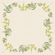 Die Duni GmbH Dunicel Mitteldecke 84x84 cm, grün (Packung mit 20 Stück) hat einen quadratischen beigen Hintergrund mit einem Rand aus zarten grünen und gelben Blumenmustern, inspiriert von Green Umbles 60111, die einen eleganten zentralen Rahmen bilden.