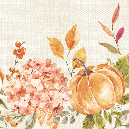 Kunstvolles Herbstmotiv mit Spicy Pumpkin, rosa Hortensien, grünen Blättern und Laub auf Beige. Ideal für Duni GmbH Servietten 33x33 3-lagig 1/4 Spicy Pumpkin | Packung (250 Stück). Perfekter herbstlicher Touch für jeden Tisch.