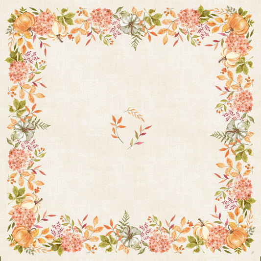 Eine quadratische beigefarbene Dunisilk+ Mitteldecke (84x84cm) der Duni GmbH mit Herbstblumen, Blättern und Kürbissen in warmen Tönen - ideal als Tischdekoration oder passend zu Ihrer Spicy Pumpkin Packung (20 Stück); mit einem zentralen Blätterbüschel.