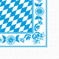 Die Duni GmbH Zellstoff Servietten 33x33 cm, 3lagig, zeigen ein blau-weißes Bayern Raute Design mit blauer Blumenbordüre und gepunktetem weißen Rand. Packung mit 250 Servietten.