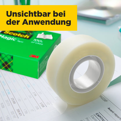 Eine Rolle Scotch® Magic™ Unsichtbares Klebeband von 3M Deutschland GmbH liegt auf einem Schreibtisch mit Dokumenten, neben der grünen Schachtel. Auf einem gelben Banner steht in deutscher Sprache "Unsichtbar bei der Anwendung".
