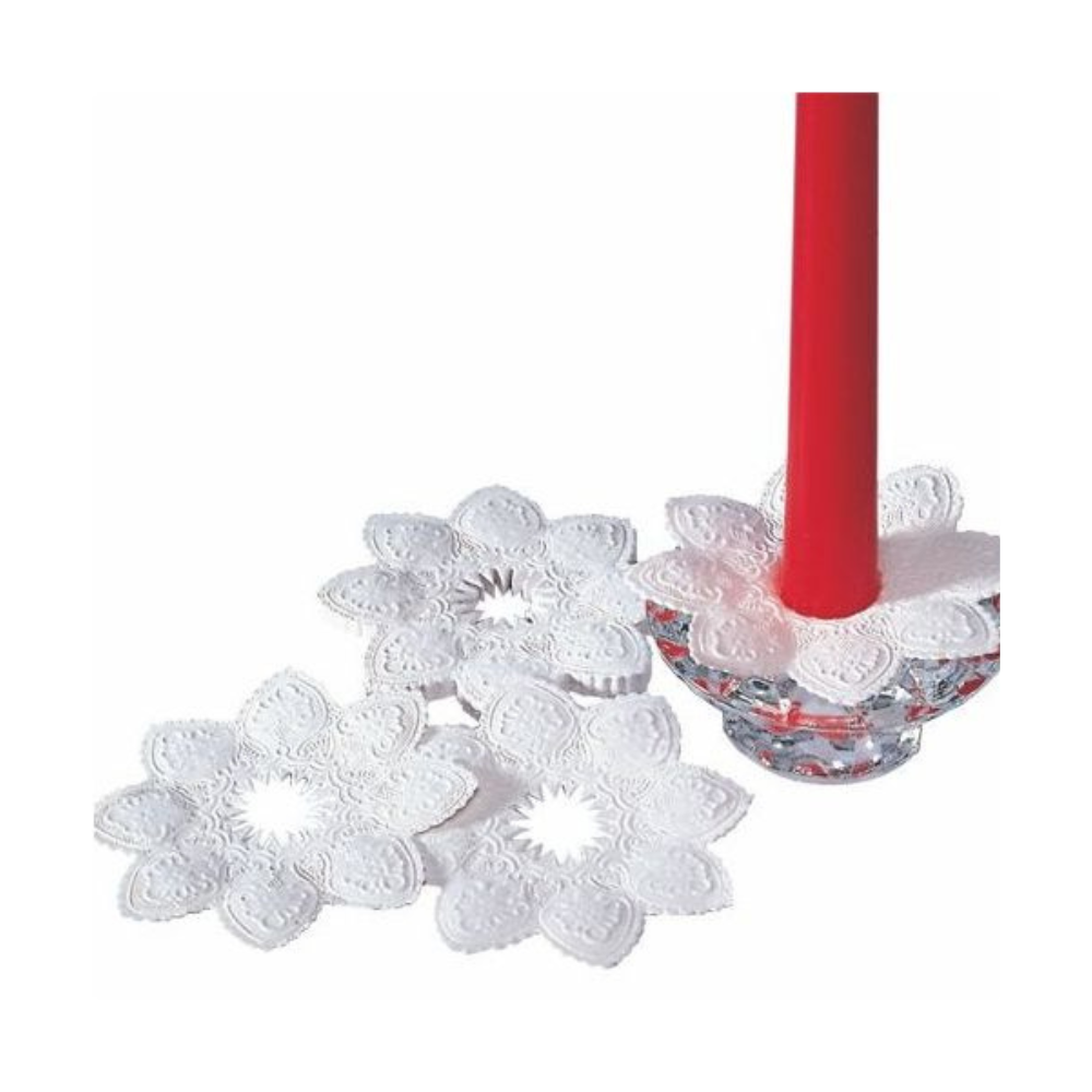 Pictured are four decorative, round, white PAPSTAR candle cuffs (Ø 10 cm, foil); one is on a candlestick with a red candle, the others are arranged flat. Product: PAPSTAR GmbH, 100 pieces per pack.