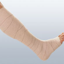 JOBST Comprihaft, cohesive short-stretch bandage, approx. 75% longitudinal stretch – in use