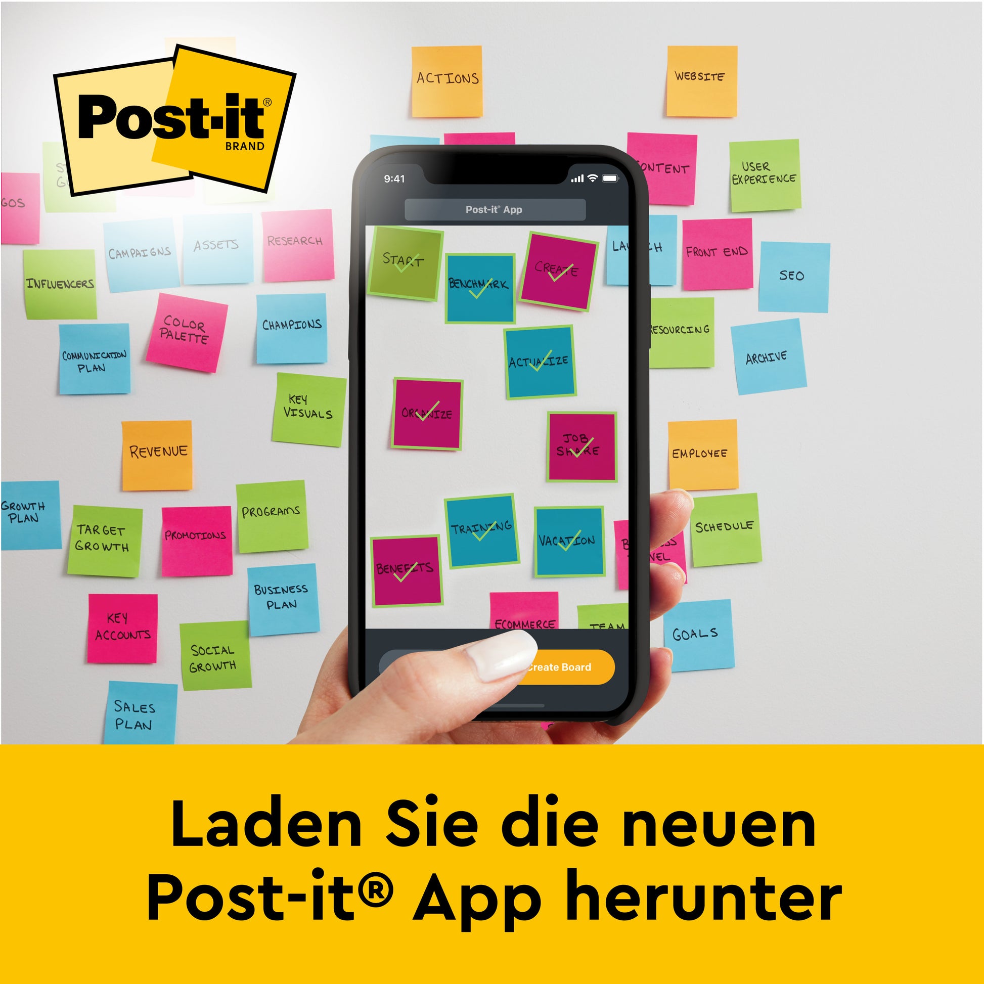 Eine Person nutzt ein Smartphone mit der Post-it® App, um digitale Notizen mit echten Notizen auf einem 3M Deutschland GmbH Post-it® Super Sticky selbsthaftendes Meeting Chart/Flipchart (58,4x50,8 cm, 20 Blatt, 6 Blöcke), Weiß, abzugleichen. Deutscher Text: "Laden Sie die neue Post-it® App herunter.