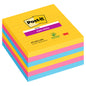 Ein Stapel Post-it® Super Sticky Notes im Großformat (101 mm x 101 mm, 90 Blatt/Block, 100% PEFC) der 3M Deutschland GmbH zeigt abwechselnd gelbe, blaue und rosa Blätter mit dem Logo und dem Recycling-Symbol auf der Verpackung.