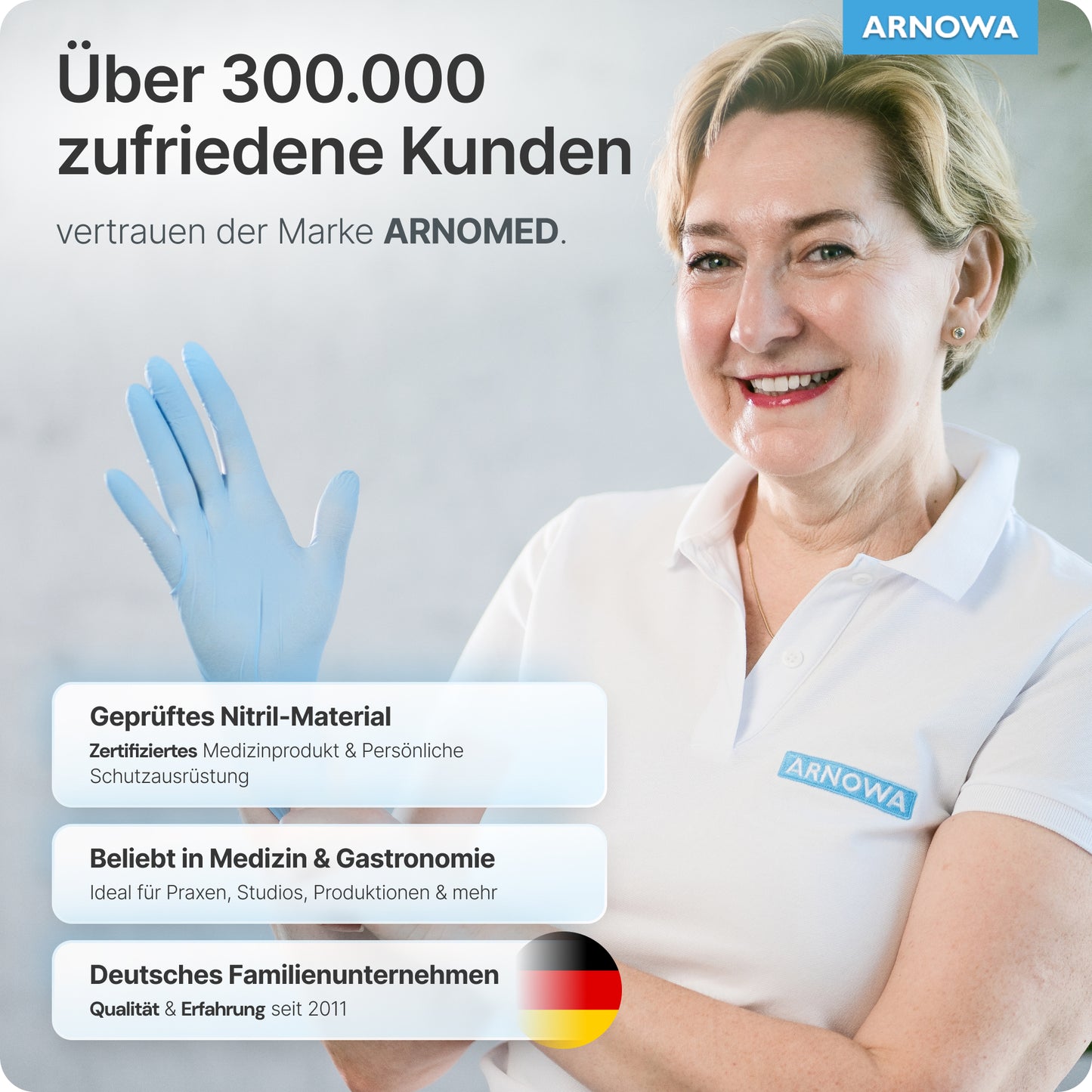 Eine lächelnde Frau in einem weißen Polo präsentiert ihren blauen Handschuh. Über 300.000 Kunden vertrauen den reißfesten Einmalhandschuhen ARNOMED NITRIL BLUE der ARNOWA GmbH aus Nitril-Latexfrei, zertifiziert und von führenden Unternehmen genutzt.