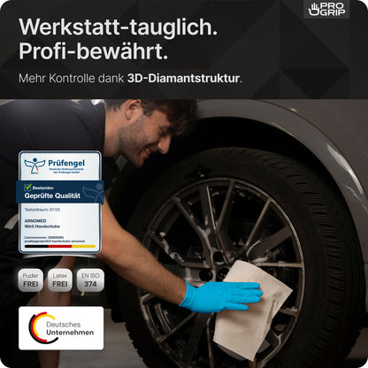 Eine Person mit PROGRIP NITRIL DIAMOND BLUE Einmalhandschuhen der ARNOWA GmbH reinigt eine graue Autofelge. Overlay-Text hebt reißfeste Qualität, 3D Diamantstruktur und Zertifizierungen mit Prüfengel, EN ISO 374, Deutsches Unternehmen Logos hervor.