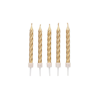 Zwölf PAPSTAR 6 cm Geburtstagskerzen mit Halterungen der PAPSTAR GmbH sind in einer Reihe auf weißem Hintergrund angeordnet.