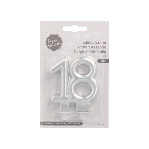 Die PAPSTAR GmbH Jubiläumskerzen mit Halter, 7 cm "silber", ist eine silberne Zahlenkerze in mehrsprachiger Verpackung, ideal für Geburtstage oder Jubiläen, und beinhaltet einen Halter zur einfachen Verwendung bei Feiern.