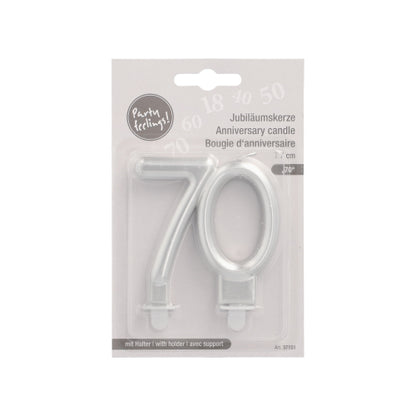 Die PAPSTAR GmbH Jubiläumskerzen mit Halter 7 cm "silber" sind silberne Jubiläumskerzen in Form der "70", mit mehrsprachiger Verpackung und mitgelieferten Haltern zum einfachen Aufstellen.