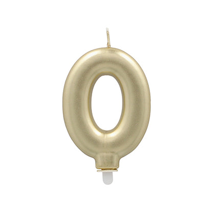 Die PAPSTAR GmbH Zahlenkerze mit Halter 7 cm "gold" ist eine goldfarbene Zahlenkerze mit einem Spitzendocht und weißem Kunststoffhalter - ideal als Geburtstagskerze zur Kuchendekoration.