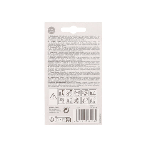 Auf der Rückseite einer PAPSTAR Zahlenkerze mit Halter 7 cm "gold" der PAPSTAR GmbH befinden sich Sicherheitshinweise, mehrsprachige Anweisungen, Warnsymbole, ein Barcode und Recyclinginformationen in schwarzer Schrift auf weißem Hintergrund.