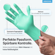 Eine Hand trägt einen ARNOMED NITRIL PEPPERMINT GREEN Einmalhandschuh der ARNOWA GmbH in mintgrün. Die Beschriftung zeigt die strukturierten Fingerspitzen, die gerollte Stulpe und das einfache Anziehen. Der deutsche Text hebt Passform, Griffigkeit und Reißfestigkeit hervor.