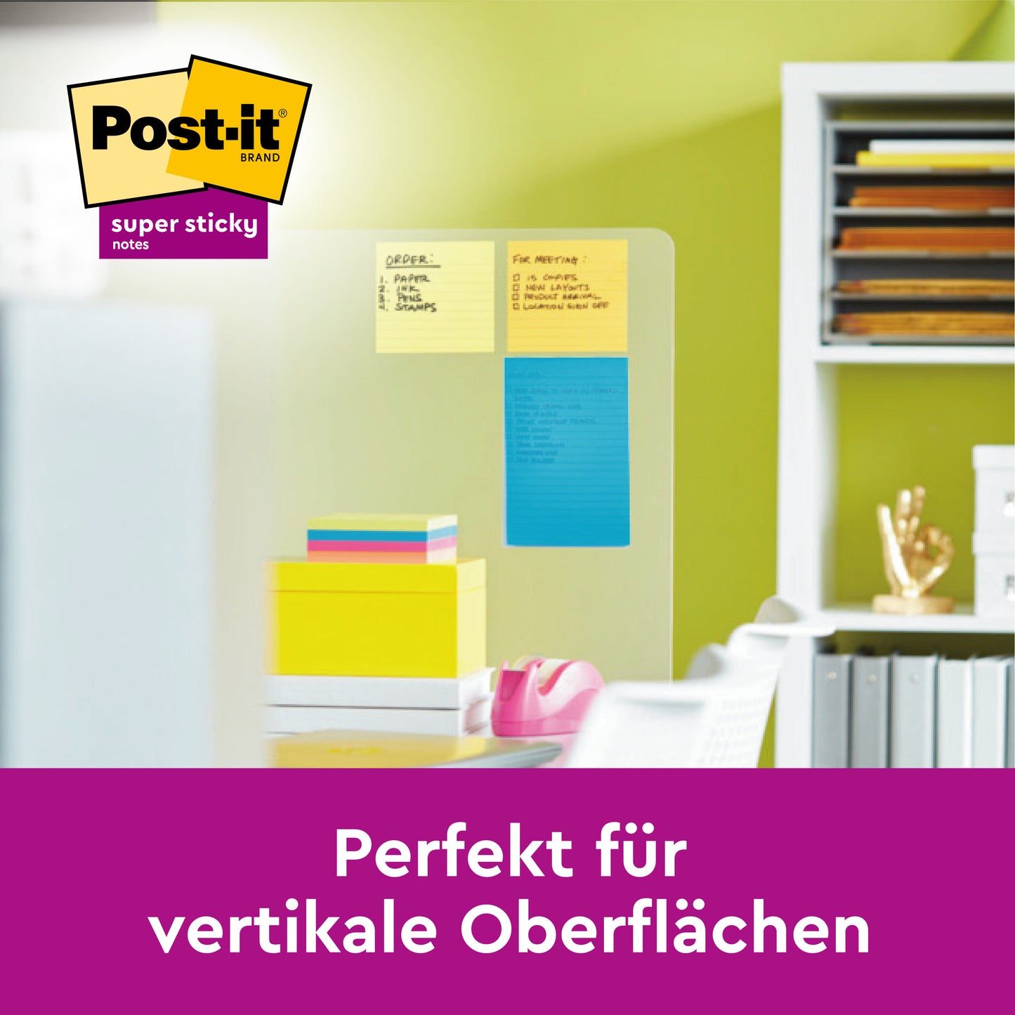 Eine transparente Glastafel zeigt ein grünes, gefüttertes Post-it® Super Sticky Notes im Großformat (101 mm x 101 mm) von 3M Deutschland GmbH in einer Büroumgebung. Im Hintergrund stehen Regale mit Büchern und Dekoration. Text: "Perfekt für vertikale Oberflächen.