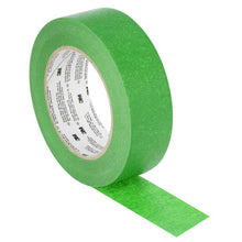 Grüne Klebebandrolle mit matter Oberfläche und abgerolltem Bandstück, freigestellt auf hellem Hintergrund dargestellt.