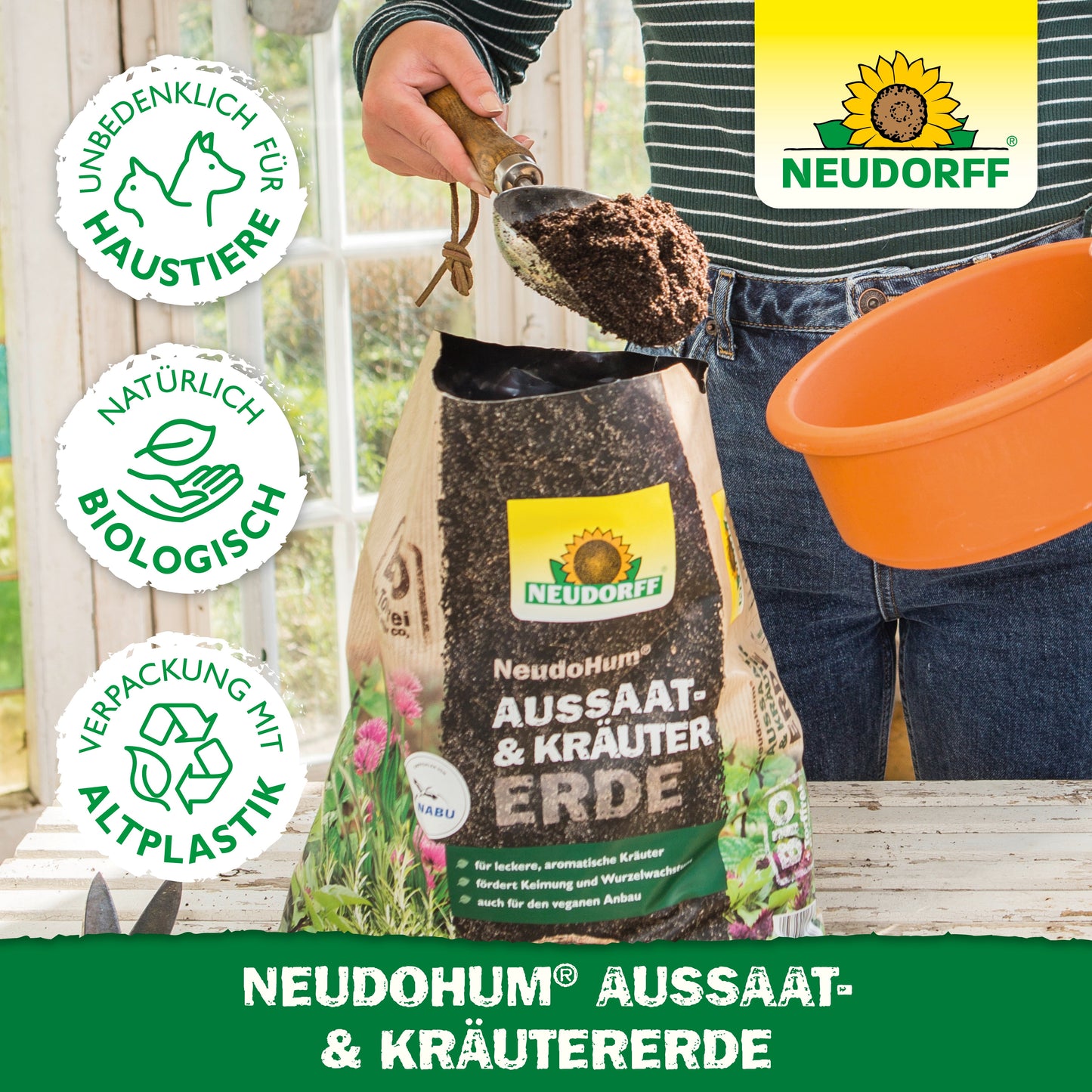 Eine Person füllt einen orangefarbenen Topf mit NeudoHum Aussaat- & KräuterErde aus dem Neudorff Shop - eine biologische, haustierfreundliche Saat- und Kräutererde in Biokunststoffverpackung, ideal für mediterrane Kräuter.