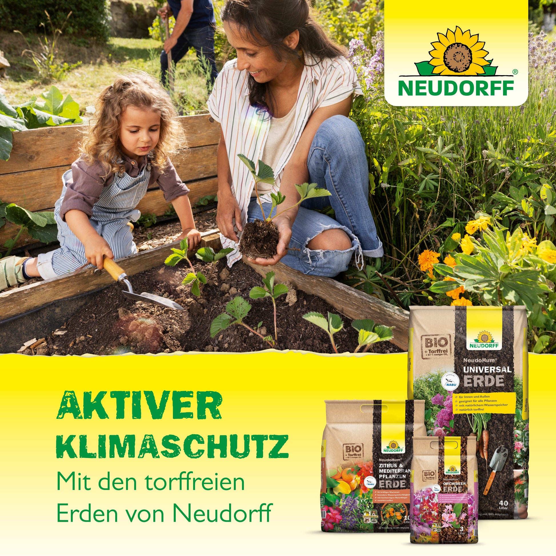 Eine Frau und ein junges Mädchen pflanzen Setzlinge in einem Garten mit der NeudoHum BeerenobstErde von Neudorff Shop in der Nähe. Das Bild zeigt das Neudorff-Logo und einen deutschen Text, der für torffreie, klimafreundliche Erde für den Anbau von Balkon und Beerenobst wirbt.
