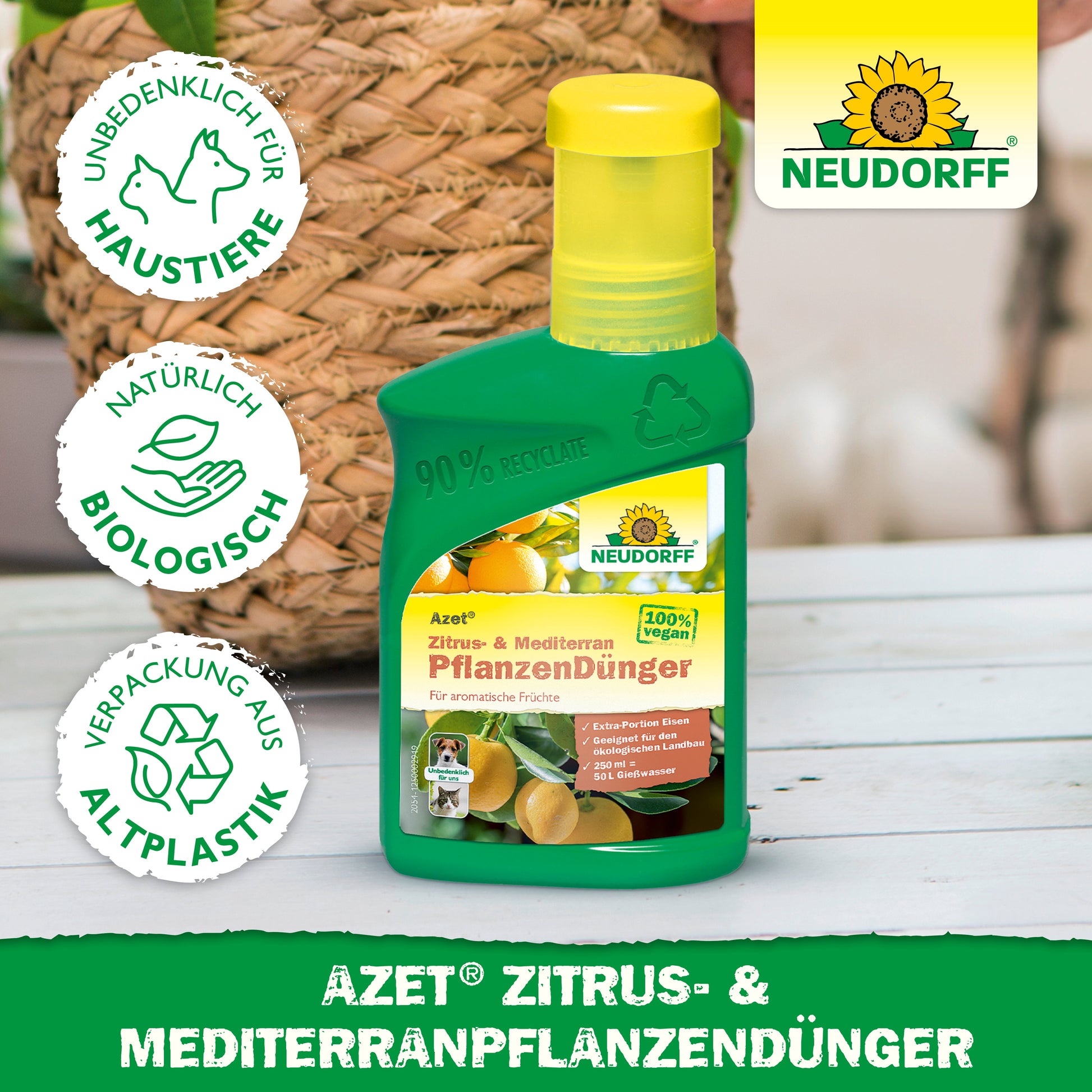 Eine grüne Flasche Neudorff Shop Azet Zitrus- & MediterranpflanzenDünger für mediterrane Kübelpflanzen steht auf einem Tisch, mit sichtbarem Etikett und umliegenden Symbolen, die auf die Sicherheit von Haustieren, natürliche Inhaltsstoffe und eine recycelte Verpackung hinweisen.