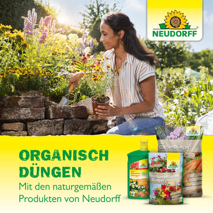 A woman plants flowers with a trowel next to a raised bed. In front of her are Azet VeggieFertilizer from Neudorff Shop. The German text promotes organic fertilization with the natural Azet VeggieFertilizer from Neudorff Shop.