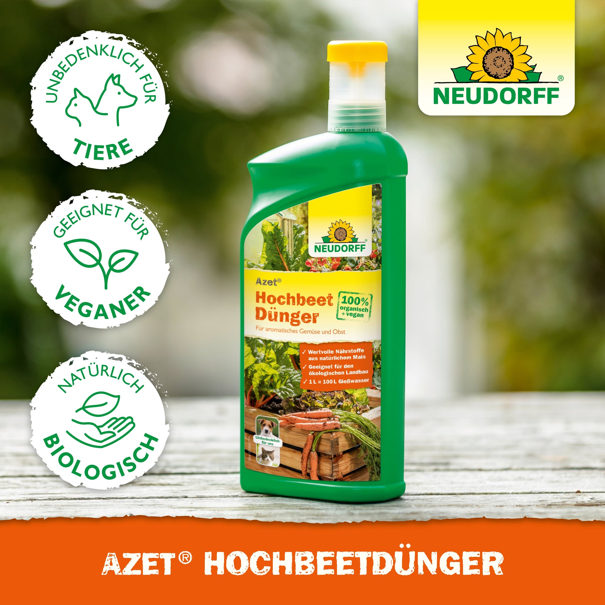Eine grüne Flasche von Neudorff Shop Azet HochbeetDünger flüssig steht auf einem Holzgestell mit Pflanzen dahinter. Piktogramme weisen darauf hin, dass es tierversuchsfrei, vegan und als organischer Flüssigdünger reich an natürlichen Nährstoffen ist.