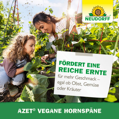 Ein Erwachsener und ein Kind gärtnern zwischen grünen Pflanzen. Ein Schild mit deutschem Text wirbt für die Azet Vegane Hornspäne von Neudorff Shop für reiche Ernten von Obst, Gemüse oder Kräutern. Das Neudorff-Logo befindet sich in der oberen rechten Ecke.