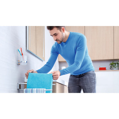 tesa EKKRO Handtuchhalter, zweiarmig, verchromt, inkl. Klebelösung – Anwendung