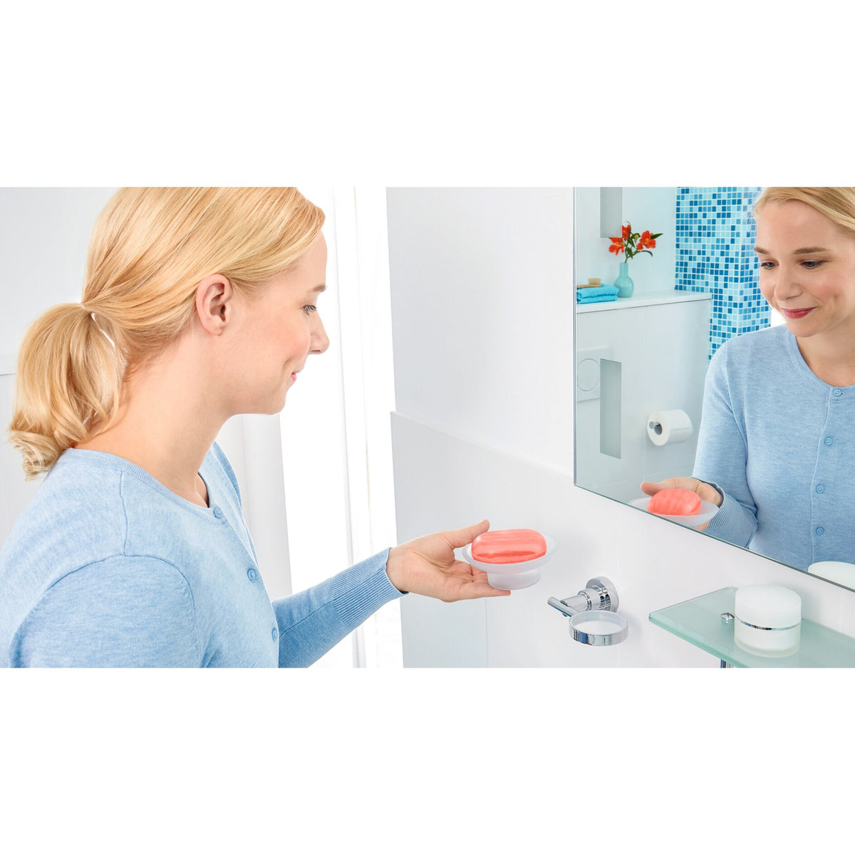 tesa Luup Seifenschale, verchromt, inkl. Klebelösung – Anwendung