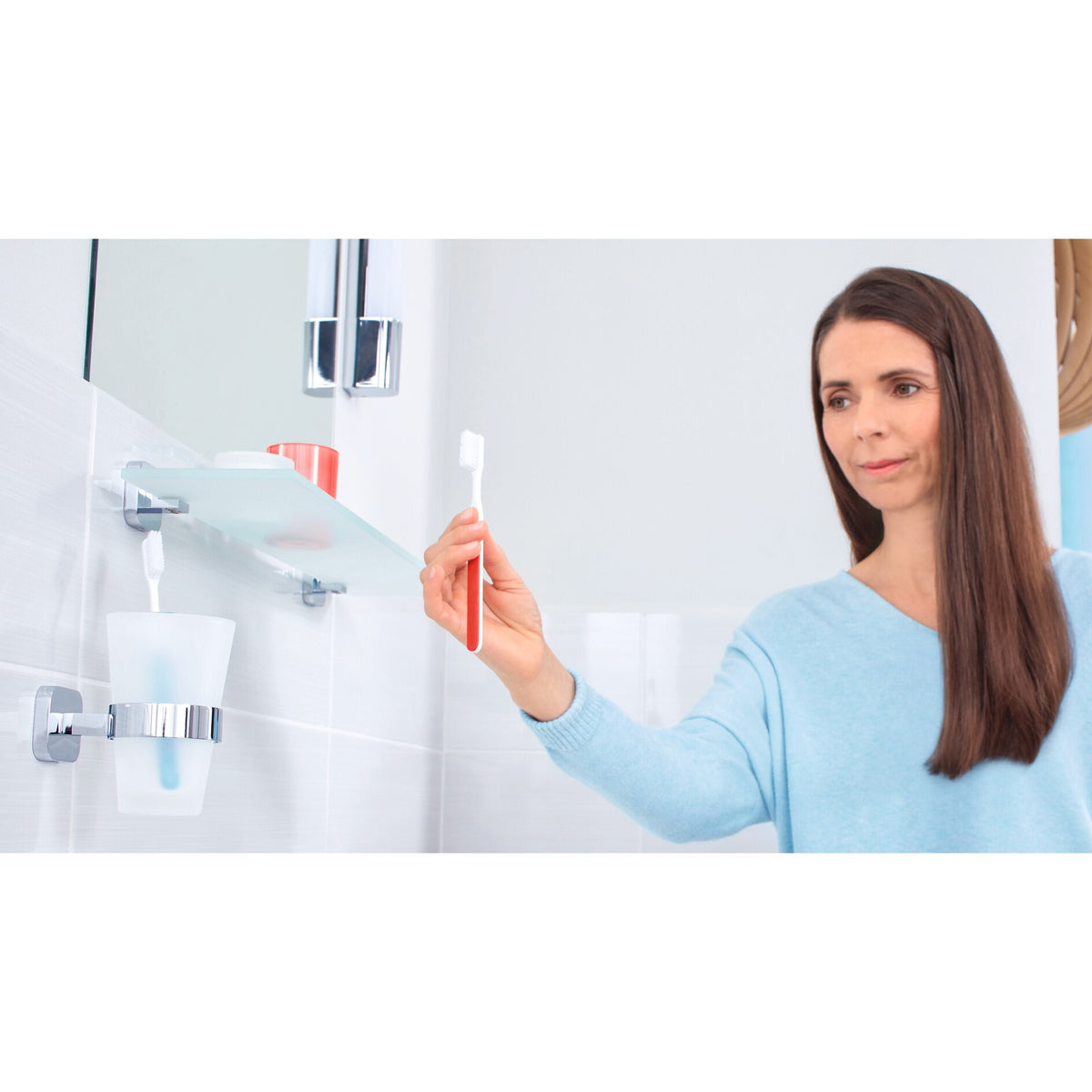 tesa ELEGAANT Zahnbürstenhalter, Metall, verchromt, inkl. Klebelösung – Anwendung