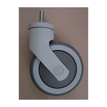 Ein einzelnes Protect Trolley Ersatzrad von Diversey Deutschland GmbH & Co. OHG, grau mit Gewindestift, steht vertikal auf einem schlichten, hellbraunen Hintergrund. Die Packung enthält 1 Stück.