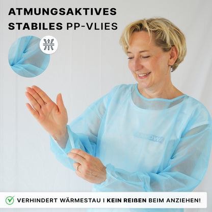 A smiling person wears the ARNOMED PROTECT PP-PROTECTIVE GOWN disposable gown made of PP nonwoven by ARNOWA GmbH. The insert highlights the fabric, while the German text describes the features of this disposable gown.