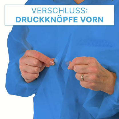A person fastens the snap buttons on the front of an ARNOMED PROTECT PP-VISITOR GOWN BLUE disposable visitor coat with snap buttons from ARNOWA GmbH. German text above: "CLOSURE: SNAP BUTTONS FRONT" ("Closure: snap buttons front").