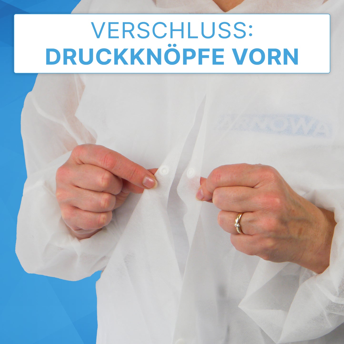 A person closes the front snap buttons of the ARNOMED PROTECT PP-VISITOR GOWN WHITE disposable visitor coat with snap buttons from ARNOWA GmbH. Text above on a blue background: "Closure: Front snap buttons".