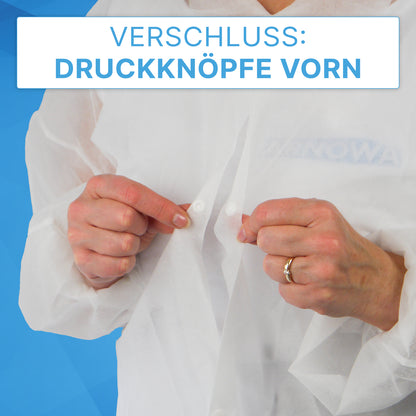 A person closes the front snap buttons of the ARNOMED PROTECT PP-VISITOR GOWN WHITE disposable visitor coat with snap buttons from ARNOWA GmbH. Text above on a blue background: "Closure: Front snap buttons".