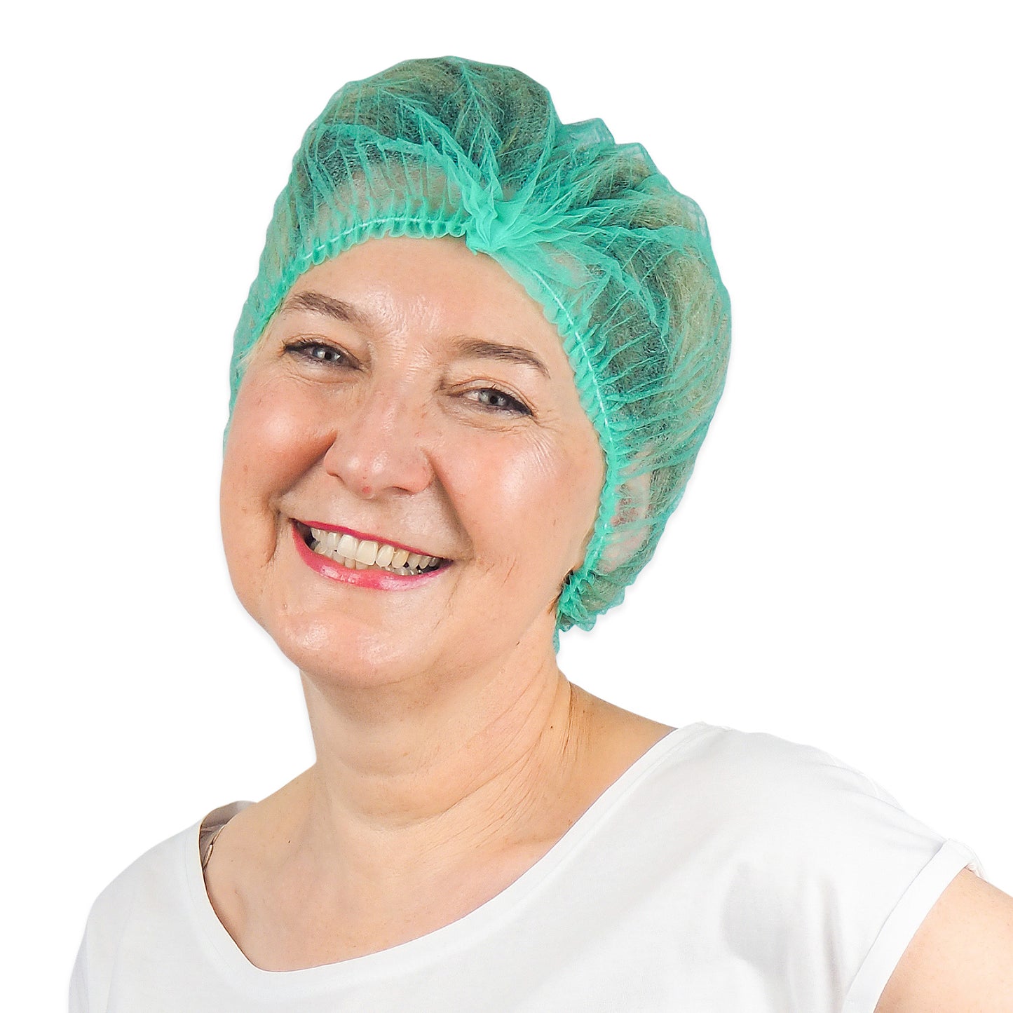 Smiling woman wearing a green ARNOMED COVER PP CLIP CAP disposable clip cap made of PP fleece (52cm, ARNOWA GmbH) and a white shirt against a simple white background.