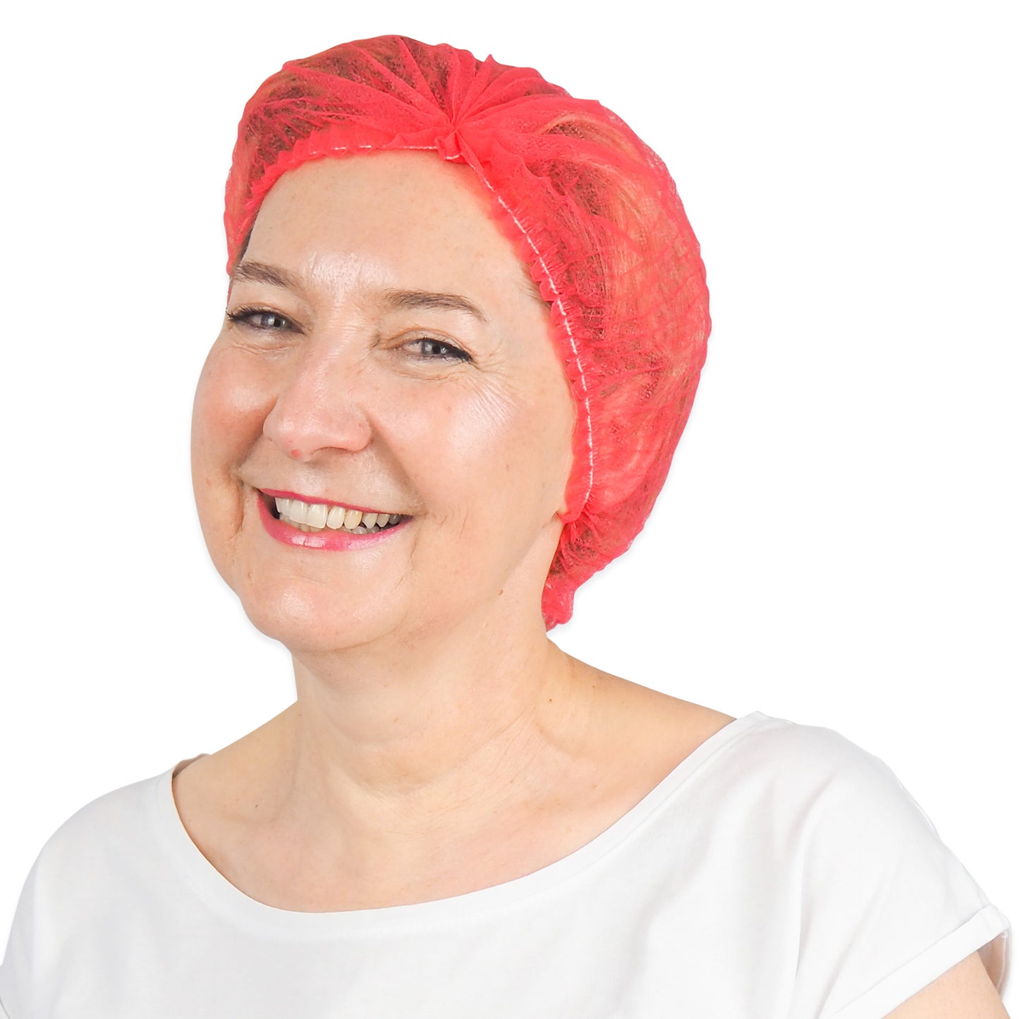 A smiling woman in a white shirt and a bright red ARNOMED COVER PP CLIP CAP disposable clip cap made of PP fleece (52 cm, ARNOWA GmbH) stands against a simple white background.