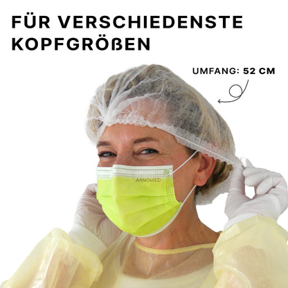 A person in an ARNOMED COVER PP CLIP CAP disposable clip cap made of PP fleece (52 cm circumference) from ARNOWA GmbH adjusts the cap. German text highlights "For various head sizes" and hygiene protection for all head sizes.